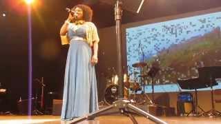 Evelyne Baille chante pour Haiti