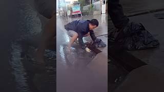 Volunteer Unclog Drain// Rain Storm Flooding on the road #cleaning #shorts #plastic #unclog