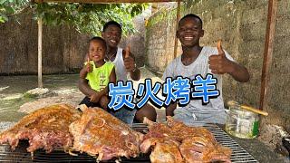 2条羊腿2扇羊排一起开烤，小院里飘香四溢，大快朵颐的感觉太爽了