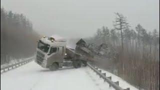 Фура не смогла подняться в гору и ушла в кювет: авария в Забайкалье