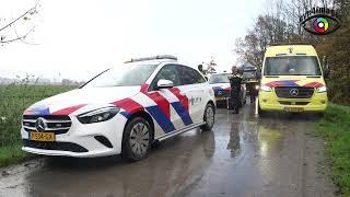 Auto te water in Uitwijk, drie inzittende uit auto gehaald