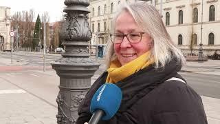 Grünen-Kanzlerkandidat Robert Habeck erscheint auf dem  Siegestor