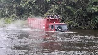 Truk menyeberang sungai