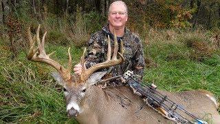 GIANT MISSOURI BUCK with BOW - COOL Grunting Footage!