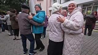 12.10.24г..."ПОСЛЕДНЯЯ ЛЮБОВЬ"... Пётр Сотник... звучит в Гомельском парке...