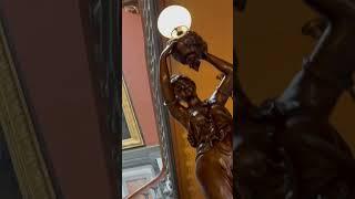 История полуобнаженных женщин из Капитолия штата Иллинойс