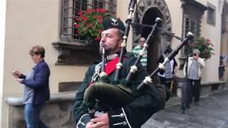 lone piper in the rain for the scottish week in barga italy