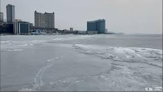 Новая опасная трещина появилась на льду в в районе Спортивной гавани Владивостока