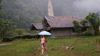 Hujan Deras Mengguyur Kampung Kubang Di Bawah Air Terjun. Pedesaan Jawa Barat, Cianjur Selatan