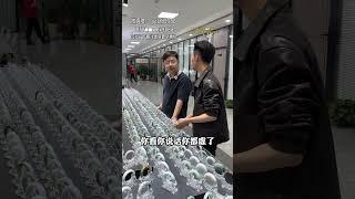 老闆娘罩著，看貨都叫聲‘要不要看貨，錘哥’哈哈哈！！下集#翡翠#手鐲#玉石#翡翠直播#珠寶 #賭石#翡翠手鐲定制 #翡翠玉石 #翡翠原石#翡翠手镯#shorts #short #shortvideo