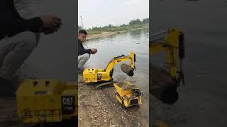 Múc cát siêu nhanh với máy xúc điều khiển rc vs bò tót rc