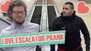 Pranque : coup de foudre entre hommes en escalator / Love escalator prank (G. Guillotin, J. Demayo)