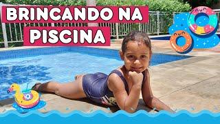 ALICE BRINCANDO NA PISCINA