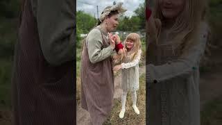 Бежевая мама в шоке от ЗЕЛЁНОЙ травы!!!