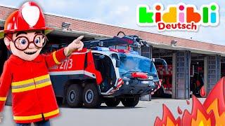  Die Kinder spielen mit einem Feuerwehrauto  Die Kinder tun so, als würden sie spielen!  Kidibli