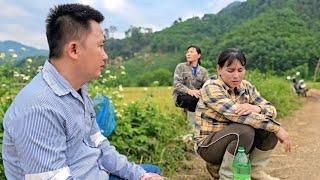 Thu's friend helped her harvest the rice, something he hadn't done for a long time.