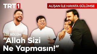 Sinan Akçıl'a Koreli Hayran Şakası Yapılınca Stüdyoda Kahkaha Tufanı Yaşanıyor  #Alişan #TRT1