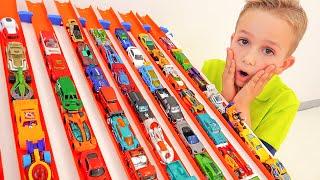 Niki spielt mit Hot-Wheels-Autos und Spielsets – Sammlungsvideo mit Spielzeugautos