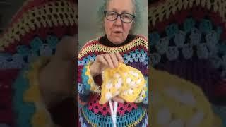 Make a Granny Square Pouch Bag with my #freecrochetpattern #crochetlove #shortscrochet