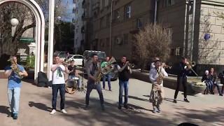 Русские уличные музыканты жгут 08.05.2017