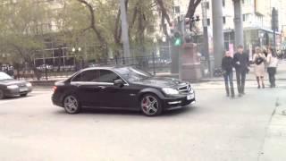 Мерс C63 AMG пугает людей звуком)