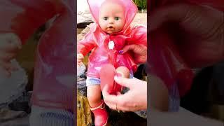 Bébé Annabelle a moullié ses pieds pendant la promenade sous la pluie  #bébéannabelle   #pourfilles