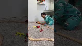 Así juega un toddler con su tren 