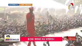 Bobi Wine ayiimbye mu "Nkuuka". Ayambadde ebimyuufu n'akolokota government.