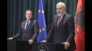 Ora News - Varhelyi: Për Kodin e ri Zgjedhor prisni Venecian, Rama nuk reflekton, reagon Basha