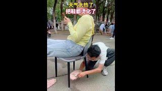 It's so hot that my slippers are glued to the ground. #Love funny Xuan Mao #Rural Comedies#Joyful S
