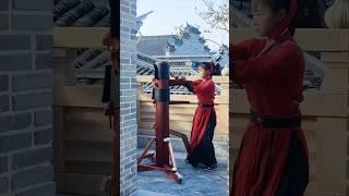 古韵悠扬，小女孩练习咏春拳，动作标准有力！#HuangyanMartialArts #Kungfu #MartialArts #China #Fujian