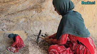 Leila, a nomadic woman, escapes from her addicted husband and lives in the mountains