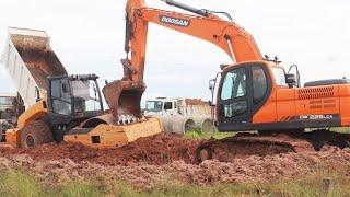 Roller Stuck Pick up Recovery With DOOSAN Dx225CLA Excavator & Driving On Trailer Transporting Truck