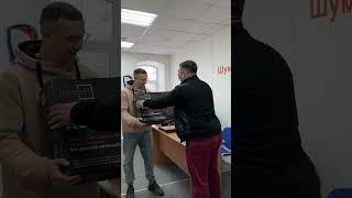 Вручили приз - набор автошумоизоляции "Тихие двери"