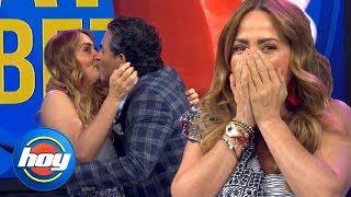 Le roba un beso a Andrea Legarreta en pleno show y ella no sabe cómo reaccionar | Hoy