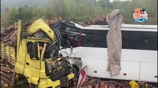 Yolcu otobüsü ile Tomruk yüklü kamyon çarpıştı...Çok satıda yaralı var..