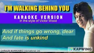 I'M WALKING BEHIND YOU = (Karaoke version in the style of Victor Wood)