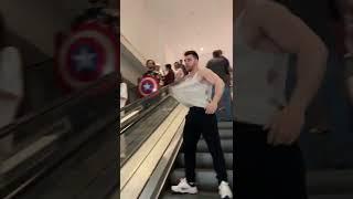 ПОГЛАДИЛ ЧУЖИХ ДЕВУШЕК НА ЭСКАЛАТОРЕ/ПРАНК/РЕАКЦИЯ #пранк #tiktok #shorts #реакция