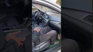 В Новопавловке Hyundai Sonata вылетела с дороги и врезалась в экскаватор