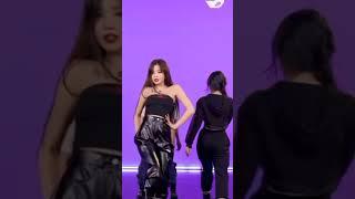 remember shuhua’s reaction when soojin did this part of the choreo in relay dance #shuhua #soojin