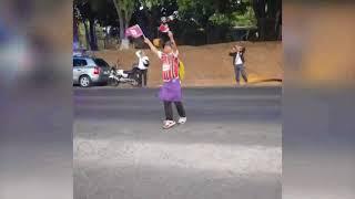 (VIDEO) Papá de Aarón Suárez corrió a la par del bus de la Tricolor para despedir a su hijo