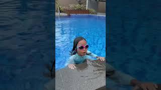 CERITA LEIKA BISA BERENANG KARNA DIAJARIN DINAR‼️ KALIAN BISA BERENANG GAK? #leika #viral #shorts