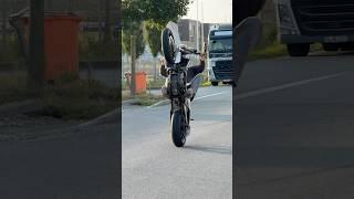 Spot send #supermoto #wheelie #ktm #bikelife #youtubeshorts