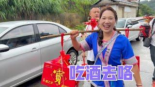 秋子丫头哥的基地办入伙酒，阿恋和伙伴们一起去庆祝，现场好热闹
