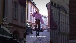 WALKING IN WETLOOK RED SOLE  OVERKNEE BOOTS AND GOLDEN LEGGINGS