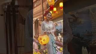 豪门千金何超莲现身厦门，作为‘屿见闽南’体验官，与大家一同感受独特的闽南文化。#屿见闽南 #屿见闽南时光幻境 #何超莲