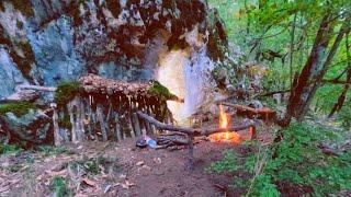 SOLO-Camping und Bau eines Unterschlupfs zum ÜBERLEBEN unter rauen Bedingungen. Campen im Herbst.