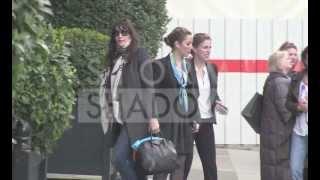 Liv Tyler coming out of the palace Georges V in Paris