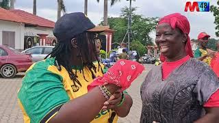 INSIDE MANHYIA..  Kotoko supporter vows to after OTUMFOUR blessings.. EATS with left hand.. Eeiii 