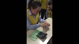 Chinese Girl MANUALLY counts money faster than a calculator 